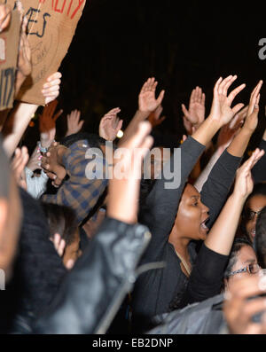 Washington, DC, Stati Uniti d'America. 24 Novembre, 2014. Persone protestano contro la grande decisione della commissione giudicatrice di non caricare funzionario di polizia Darren Wilson nel fatale riprese di African American Youth Michael Brown in Ferguson in agosto, di fronte alla Casa Bianca di Washington, DC, Stati Uniti, nov. 24, 2014. Oltre 200 persone hanno preso parte alla protesta di fronte alla Casa Bianca il lunedì. Credito: Bao Dandan/Xinhua/Alamy Live News Foto Stock