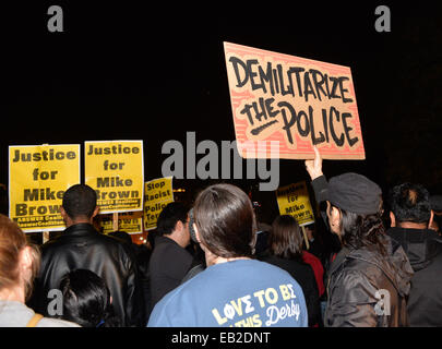 Washington, DC, Stati Uniti d'America. 24 Novembre, 2014. Persone protestano contro la grande decisione della commissione giudicatrice di non caricare funzionario di polizia Darren Wilson nel fatale riprese di African American Youth Michael Brown in Ferguson in agosto, di fronte alla Casa Bianca di Washington, DC, Stati Uniti, nov. 24, 2014. Oltre 200 persone hanno preso parte alla protesta di fronte alla Casa Bianca il lunedì. Credito: Bao Dandan/Xinhua/Alamy Live News Foto Stock