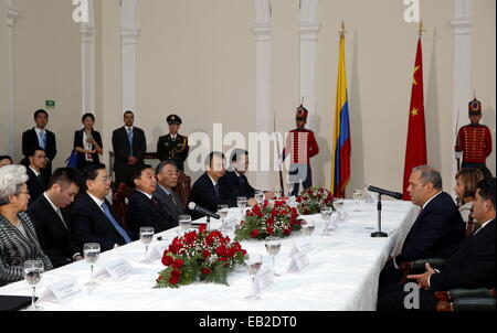 Bogotà, Colombia. 24 Novembre, 2014. Zhang Dejiang (3 L), presidente del comitato permanente per la Cina del congresso nazionale del popolo, tiene colloqui con il Congresso colombiano presidente Jose Nome David Cardozo (2R), a Bogotà, capitale della Colombia, nov. 24, 2014. © Ju Peng/Xinhua/Alamy Live News Foto Stock