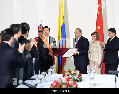 Bogotà, Colombia. 24 Novembre, 2014. Zhang Dejiang 4 (R), presidente del comitato permanente per la Cina del congresso nazionale del popolo, si è aggiudicata una medaglia d'oro dal Congresso colombiano presidente Jose Nome David Cardozo a Bogotà, capitale della Colombia, nov. 24, 2014. © Liu Jiansheng/Xinhua/Alamy Live News Foto Stock