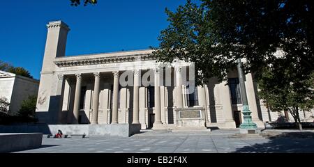 Uno studente poggia su un banco di lavoro sul campus della Università di Yale. Foto Stock