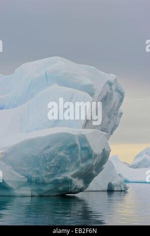 Noto anche come "Iceberg cimitero,' Pleneau Island è un labirinto di iceberg tra le altissime montagne di Booth isola. Si trova a nord est di Hovgaard Isola nell'arcipelago Wilhelm e l'estremità meridionale di Lemaire Channel. Foto Stock