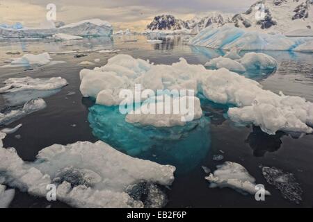 Noto anche come "Iceberg cimitero,' Pleneau Island è un labirinto di iceberg tra le altissime montagne di Booth isola. Si trova a nord est di Hovgaard Isola nell'arcipelago Wilhelm e l'estremità meridionale di Lemaire Channel. Foto Stock