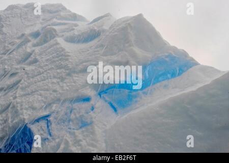 Vecchio puro ghiaccio che manca di bolle di ossigeno dando il ghiaccio il bel colore azzurro. Noto anche come "Iceberg cimitero,' Pleneau è un labirinto di iceberg tra le altissime montagne di Booth isola. Foto Stock