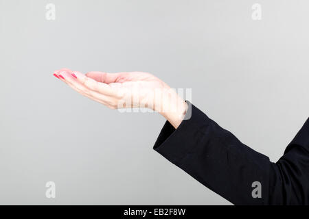 La donna in nero business suit tiene fuori una mano vuoto modello rilasciato Foto Stock