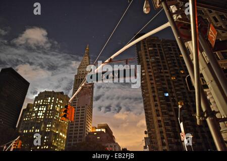 Dopo l uragano Sandy, nel buio pesto downtown, Newyorkesi esperienza di uno dei più buie notti di Halloween di sempre. Foto Stock