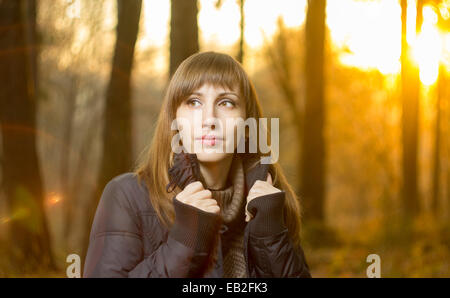 Ritratto di giovane bella ragazza in serata la foresta di autunno Foto Stock