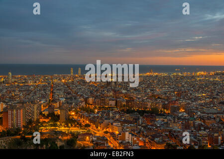 Sunset skyline della città, Barcellona, in Catalogna, Spagna Foto Stock