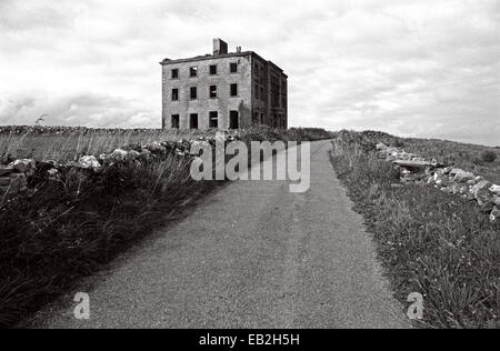 TYRONE HOUSE rovine della contea di Galway, Irlanda. Bruciato dai locali di esercito repubblicano irlandese durante la guerra irlandese di indipendenza nel 1920. Di cui al poeta, drammaturgo e vincitore del premio Nobel della letteratura, William Butler Yeats in "La maledizione di Cromwell'. Foto Stock