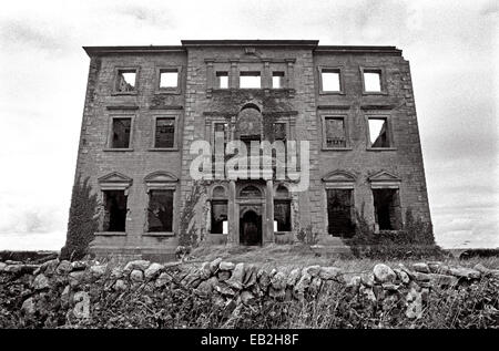 TYRONE HOUSE rovine della contea di Galway, Irlanda. Bruciato dai locali di esercito repubblicano irlandese durante la guerra irlandese di indipendenza nel 1920. Di cui al poeta, drammaturgo e vincitore del premio Nobel della letteratura, William Butler Yeats in "La maledizione di Cromwell'. Foto Stock