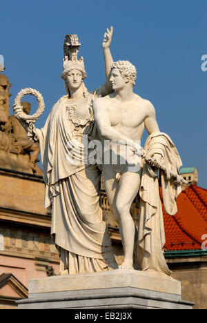 Berlino, Germania. Statua sulla Schlossbrucke raffigurante lo sviluppo dell'eroe. Pallas conduce il guerriero in battaglia (Albert Wolff Foto Stock