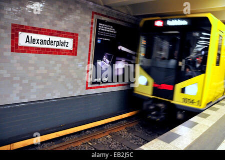 Berlino, Germania. U-Bahn (metropolitana). Alexanderplatz - treno in arrivo Foto Stock