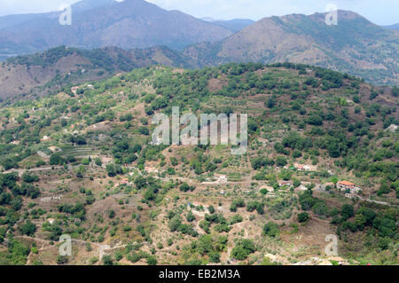 Vista sulla campagna siciliana con basse nubi dalla vetta del Monte Venere Sicilia Italia Foto Stock