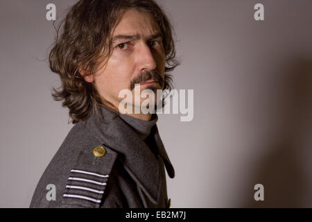 Giovane uomo vestito da militari russi, studio immagine Foto Stock