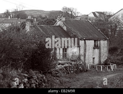 Lavoratori cottage sul fiume OWENMORE, POLLEXFEN MILL, di proprietà di William Butler Yeats nonno, BALLYSADARE, nella contea di Sligo, Irlanda Foto Stock