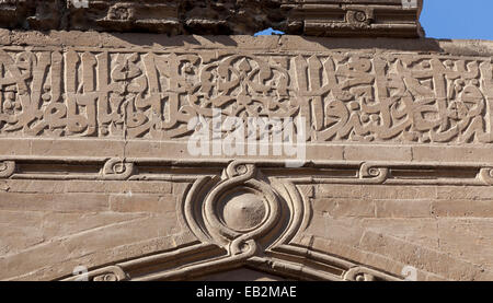 Dettaglio di iscrizione intorno ad un cortile, complesso di Sultan inale al Cairo, Egitto Foto Stock