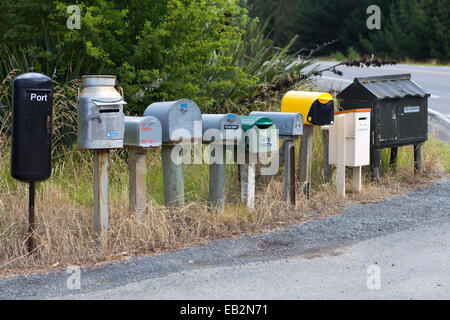 Fila di diverse caselle di posta sul ciglio della strada, Seacliff, Regione di Otago, Nuova Zelanda Foto Stock