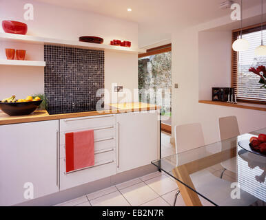 Bianco cucina moderna in Grainstore, Perthshire Scozia Scotland Foto Stock