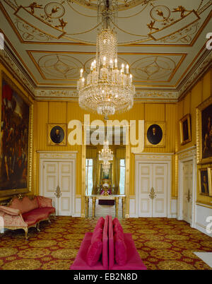 Vista del Portico sala da disegno guardando verso la parete nord specchio, Apsley House, London, Regno Unito Foto Stock