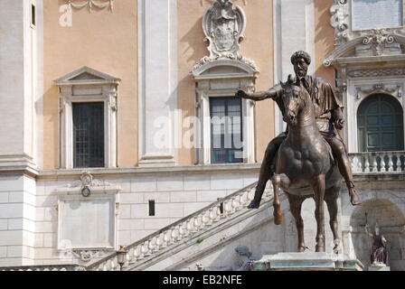 Cavallo di bronzo dell'imperatore romano Marco Aurelio sul Campidoglio Foto Stock