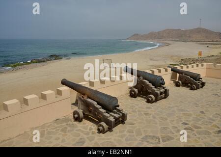 I cannoni di fronte al forte di Mirbat, Regione di Dhofar, Orient, Oman Foto Stock