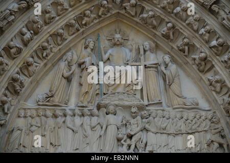 Particolare del portale principale della cattedrale di Notre Dame, Paris, Francia Foto Stock