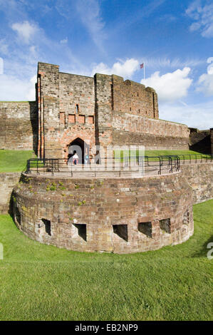 Il Rivellino interno e mezza luna batteria vista dall'esterno Ward, Carlisle Castle, Cumbria, la Regina Maria di Scozia fu imprigionato al castello nel 1568 Foto Stock