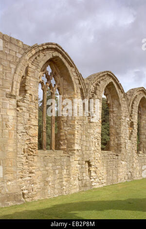 Vetrate di chiesa nella parete nord della cudiero, Finchale Priory, County Durham, Regno Unito Foto Stock