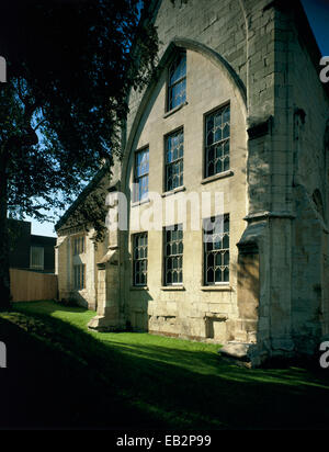 Il XIV secolo transetto nord mostra bloccato north end e il XVIII secolo windows, Gloucester Blackfriars, Gloucestershire, Regno Unito Foto Stock