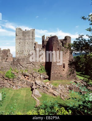 Vista del mantenere e South West Tower da ovest, Goodrich Castle, Herefordshire, Regno Unito Foto Stock
