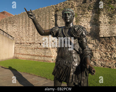 Dettaglio della statua dell'imperatore Traiano e la sezione del muro romano, London Wall, London, Regno Unito Foto Stock
