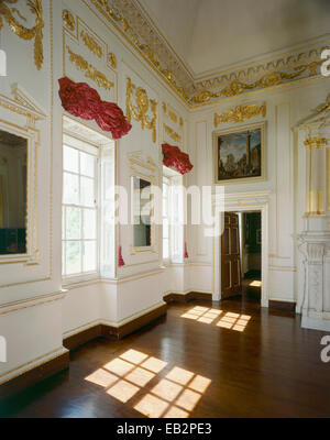 Vista guardando verso l'angolo Sud della grande camera e la porta per il camerino, Marble Hill House, Twickenham, Surrey, Regno Unito Foto Stock