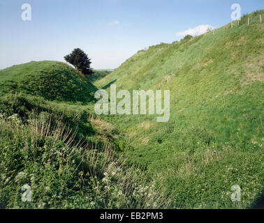 Le rovine del Vescovo Roger's Palace vista da est, Old Sarum, Salisbury, Wiltshire, Regno Unito Foto Stock