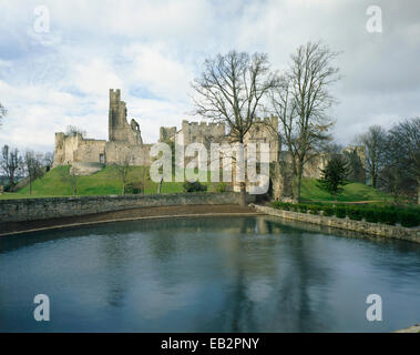 Vista generale guardando attraverso acqua, Prudhoe Castle, Northumberland, Regno Unito Foto Stock