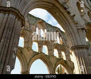 Vista guardando fino ad archi e finestre del presbiterio, Rievaulx Abbey, North Yorkshire, Regno Unito Foto Stock