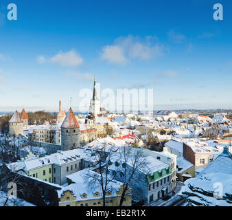 Una vista sui tetti della vecchia Tallinn frosty mattina Foto Stock