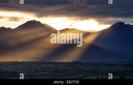 Raggi crepuscolari oltre Carrauntoohil e dell'Macgillycuddy Reeks, nella contea di Kerry, Irlanda. Foto Stock