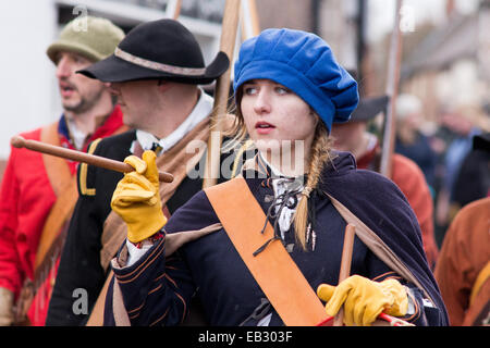 Gli uomini e le donne che prendono par nella rievocazione storica della Battaglia di Nantwich, 2014 Foto Stock