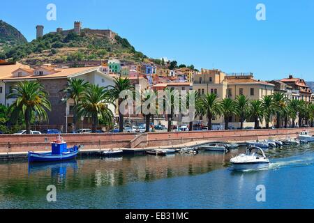 Vista dal fiume Temo sul centro storico e il castello Malaspina rovine, Bosa, provincia di Oristano, Sardegna, Italia Foto Stock