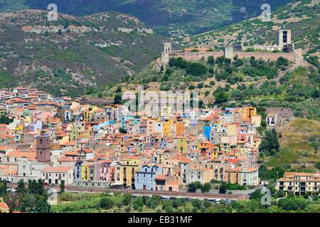 Il castello in rovina dei Malaspina domina il centro storico, Bosa, provincia di Oristano, Sardegna, Italia Foto Stock