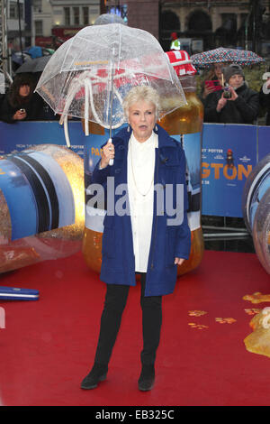 Julie Walters arriva per la Paddington premiere del film, di Odeon Leicester Square, Londra. 23/11/2014/picture alliance Foto Stock