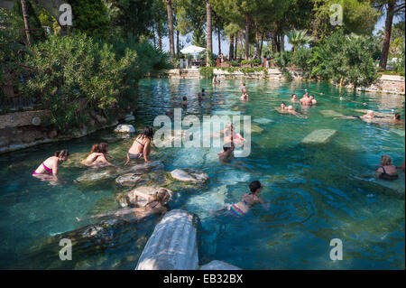 Bagnanti nell antico bagno, terrazze di travertino di Pamukkale, Sito Patrimonio Mondiale dell'UNESCO, Denizli Provincia, Turchia Foto Stock