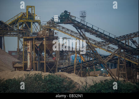 Londra, Regno Unito. 25 Novembre, 2014. La vista sulla sabbia trasportatori su Dagenham Dock a Londra. Credito: Piero Cruciatti/Alamy Live News Foto Stock