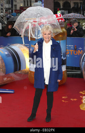 Julie Walters arriva per la Paddington premiere del film, di Odeon Leicester Square, Londra. 23/11/2014/picture alliance Foto Stock