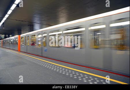 Il treno entra in una stazione della metropolitana, Bruxelles, la regione di Bruxelles, Belgio Foto Stock