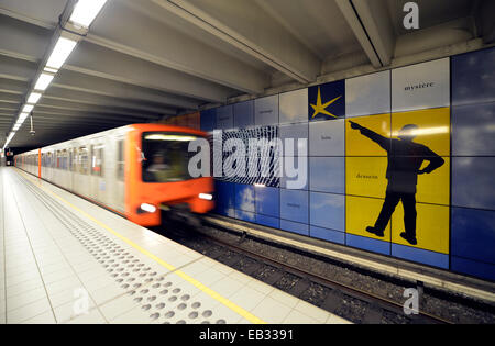 Il treno entra in una stazione della metropolitana, Bruxelles, la regione di Bruxelles, Belgio Foto Stock