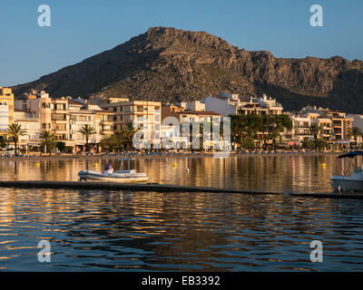 La mattina presto sulla spiaggia, Puerto Pollensa, Maiorca, SPAGNA Foto Stock