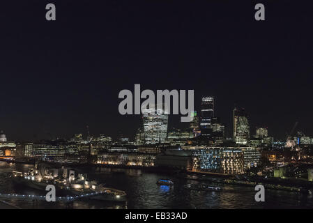 London, Londra, Regno Unito. 24 Novembre, 2014. Temperature scende notevolmente come esperienze di Londra una fredda notte chiara. Nella foto: presi dal nono piano del Municipio, HMS Belfast e la città di Londra glisten sotto la chiara notte invernale il cielo. © Lee Thomas/ZUMA filo/Alamy Live News Foto Stock