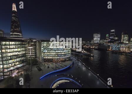 London, Londra, Regno Unito. 24 Novembre, 2014. Temperature scende notevolmente come esperienze di Londra una fredda notte chiara. Nella foto: presi dal nono piano del Municipio, Shard, HMS Belfast e la città di Londra si illumina nella chiara notte d'inverno. © Lee Thomas/ZUMA filo/Alamy Live News Foto Stock