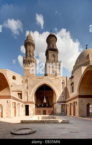 Vista sul cortile, madrasa del Sultano al-Nasir Muhammad, il Cairo, Egitto Foto Stock